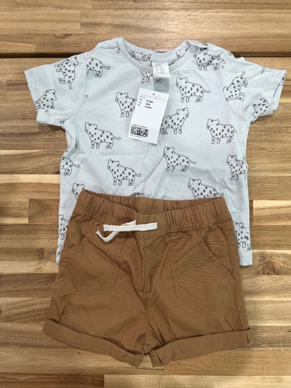 Adorable baby H&m cheetah tee and short set 12 months